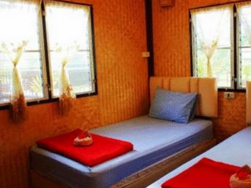 Noble Night Guesthouse Kanchanaburi Buitenkant foto