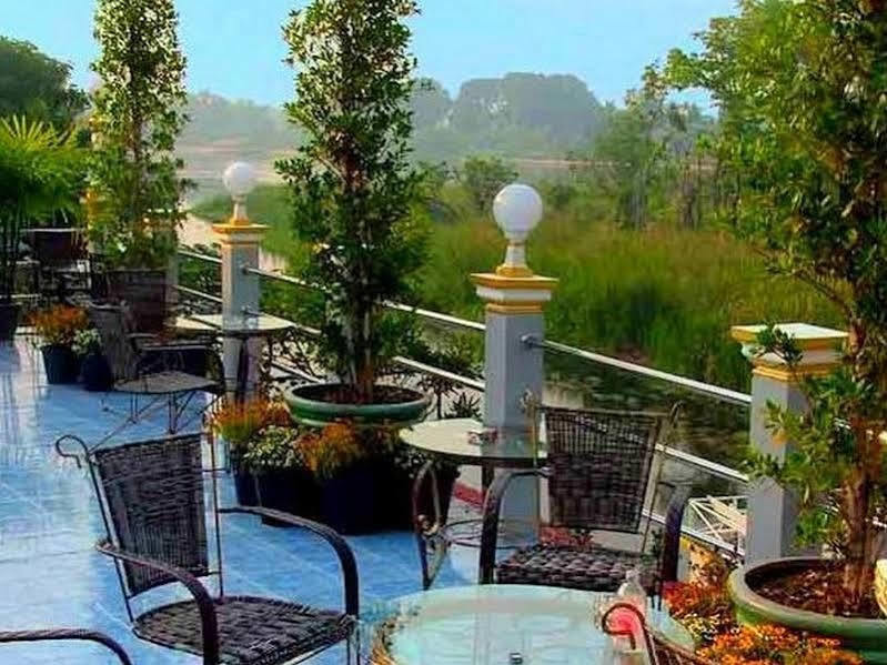 Noble Night Guesthouse Kanchanaburi Buitenkant foto