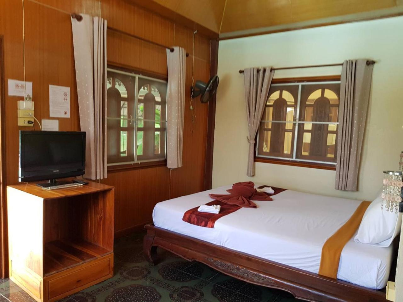 Noble Night Guesthouse Kanchanaburi Buitenkant foto