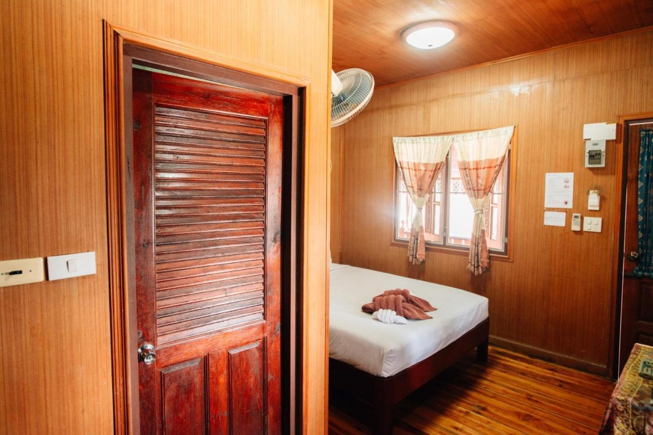 Noble Night Guesthouse Kanchanaburi Buitenkant foto