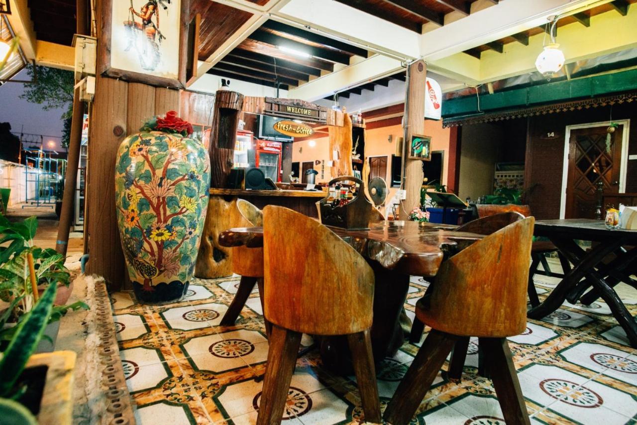 Noble Night Guesthouse Kanchanaburi Buitenkant foto