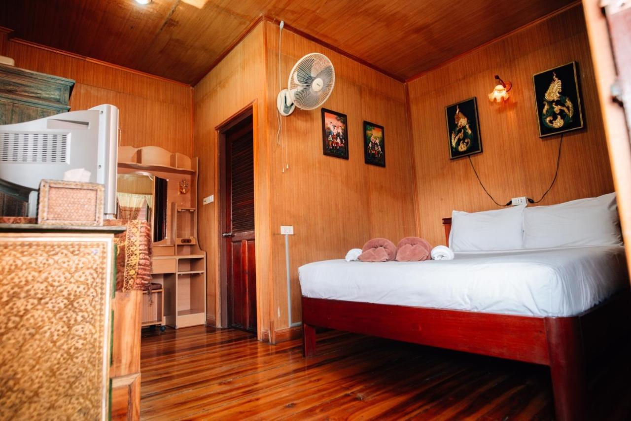 Noble Night Guesthouse Kanchanaburi Buitenkant foto